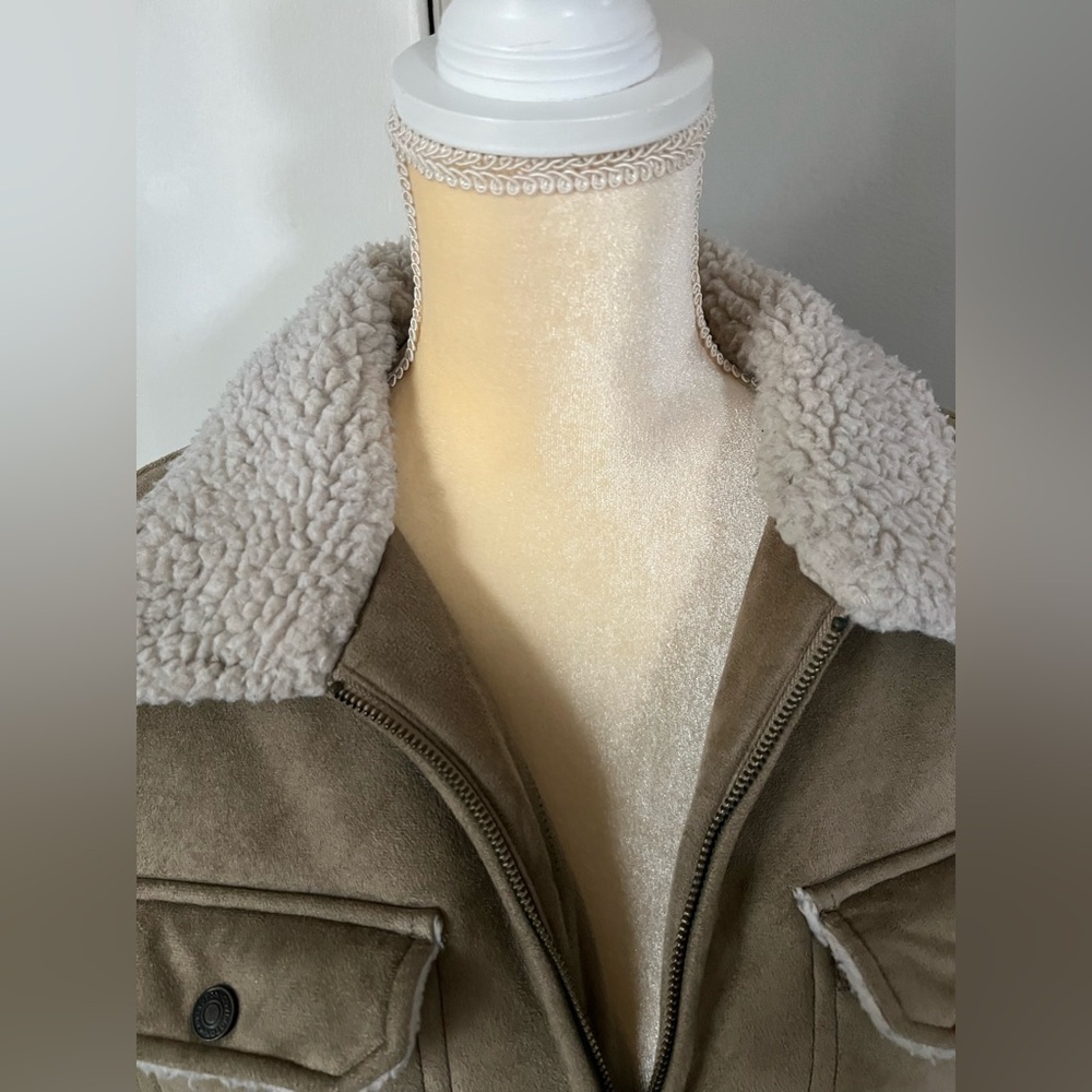 Covington Woman’s Tan Faux Suede Sherpa Lined Barn Style Jacket Size Medium - Picture 3 of 16